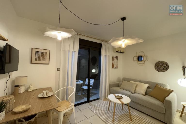 A louer studio meublé (à l'année) à Ste Clotilde residence Lobellia  .