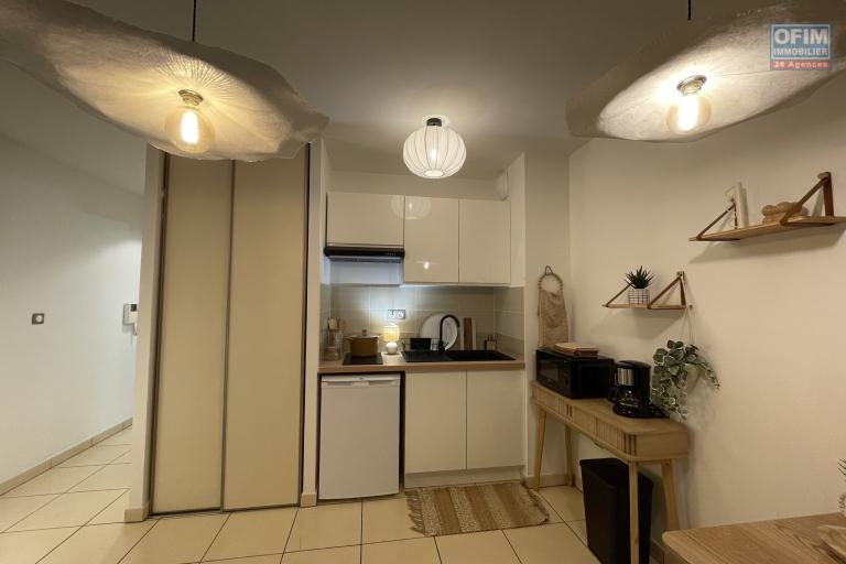 A louer studio meublé (à l'année) à Ste Clotilde residence Lobellia  .