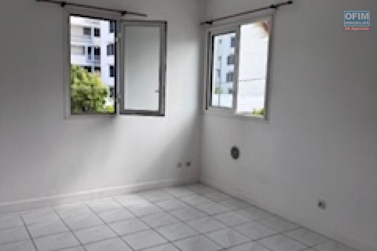 A louer un appartement de type F1 sur la résidence Les Orangelles à Sainte Clotilde.