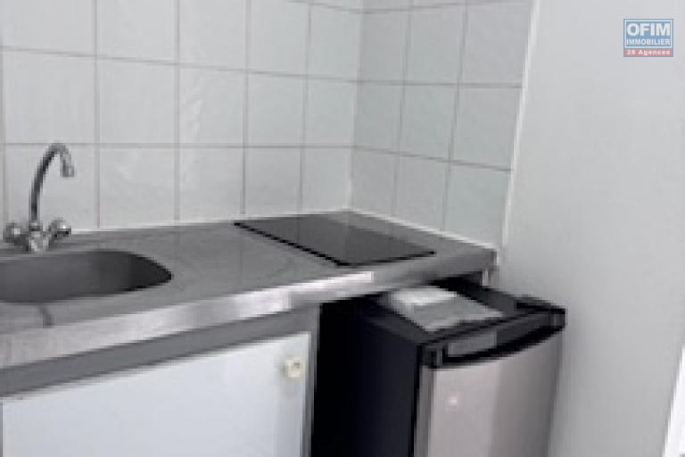 A louer un appartement de type F1 sur la résidence Les Orangelles à Sainte Clotilde.
