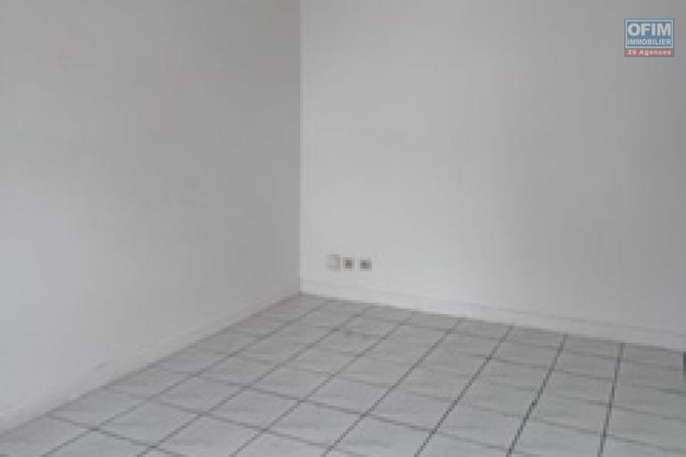 A louer un appartement de type F1 sur la résidence Les Orangelles à Sainte Clotilde.