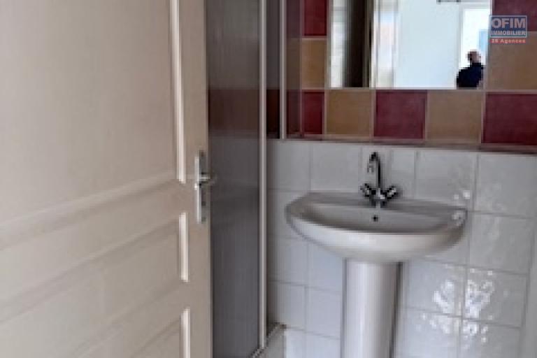 A louer un appartement de type F1 sur la résidence Les Orangelles à Sainte Clotilde.