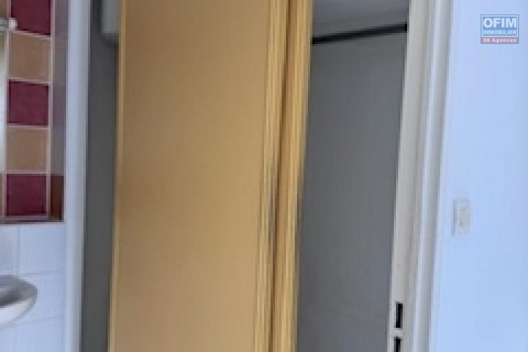 A louer un appartement de type F1 sur la résidence Les Orangelles à Sainte Clotilde.