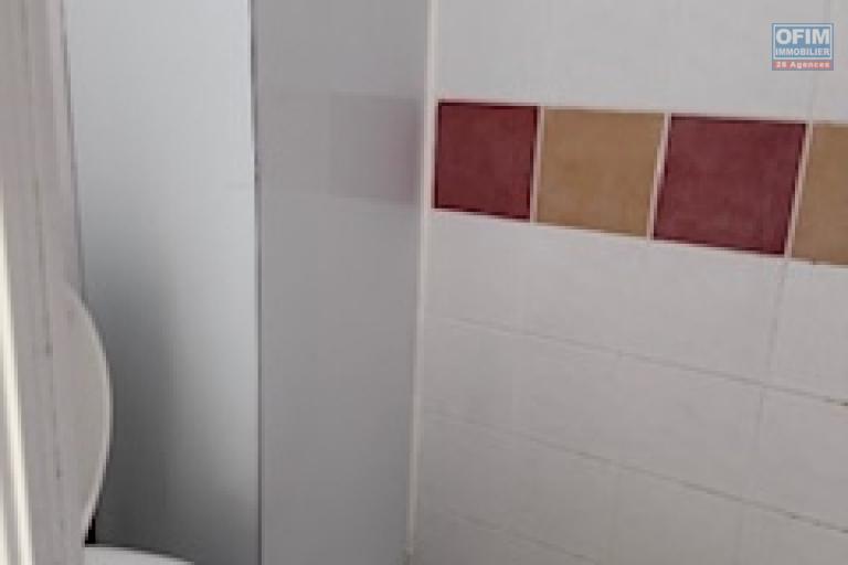 A louer un appartement de type F1 sur la résidence Les Orangelles à Sainte Clotilde.