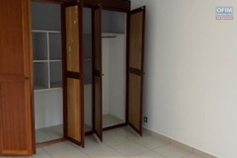 A louer cet appartement de type F2 sur la résidence CARRICUBE à Saint Denis.