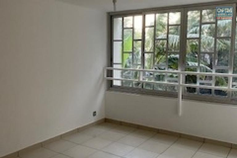 A louer cet appartement de type F2 sur la résidence CARRICUBE à Saint Denis.