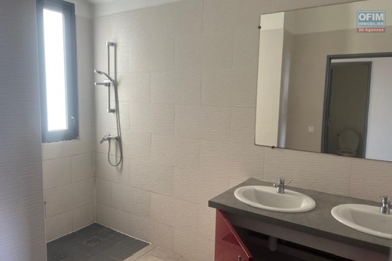 A louer villa mitoyenne de ville de type F4 avec garage dans une résidence sécurisée proche lycée des AVIRONS