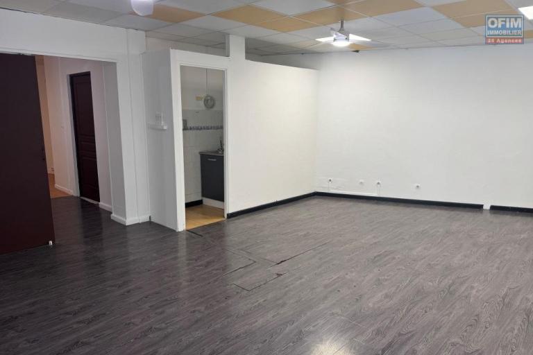A louer local professionnel ou commercial de 66 m² proche centre ville le Tampon