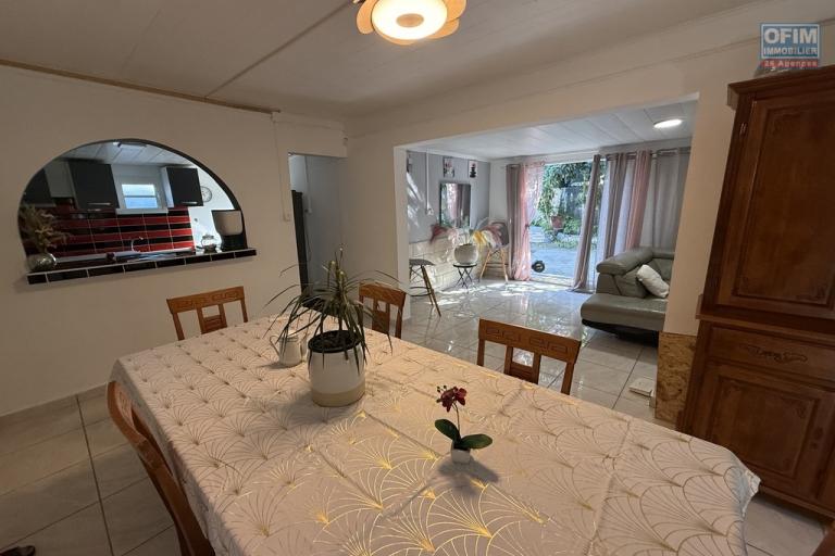 Charmante maison rénovée à Roche Maigre F4 de 110 m² habitables implantée sur 199 m² de terrain plat avec deux places de parking, jardin arboré, fleuri et clôturé.