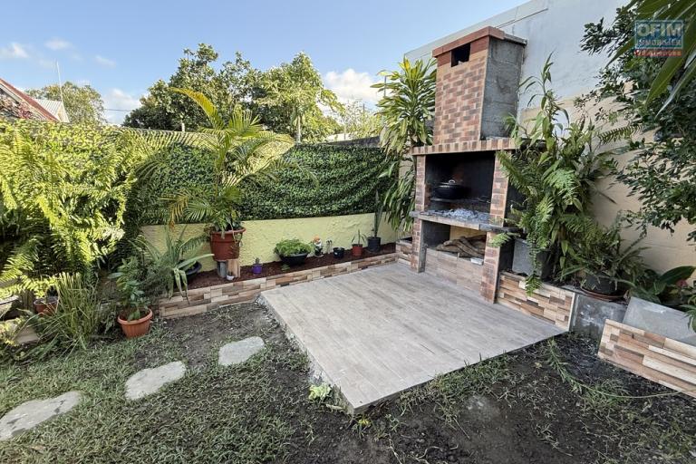Charmante maison rénovée à Roche Maigre F4 de 110 m² habitables implantée sur 199 m² de terrain plat avec deux places de parking, jardin arboré, fleuri et clôturé.