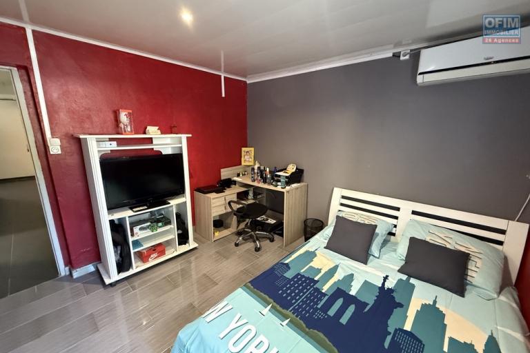 Charmante maison rénovée à Roche Maigre F4 de 110 m² habitables implantée sur 199 m² de terrain plat avec deux places de parking, jardin arboré, fleuri et clôturé.