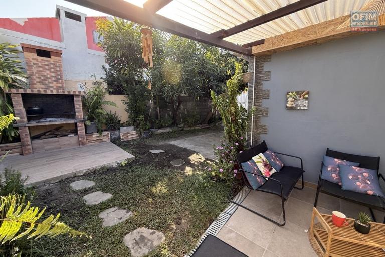 Charmante maison rénovée à Roche Maigre F4 de 110 m² habitables implantée sur 199 m² de terrain plat avec deux places de parking, jardin arboré, fleuri et clôturé.