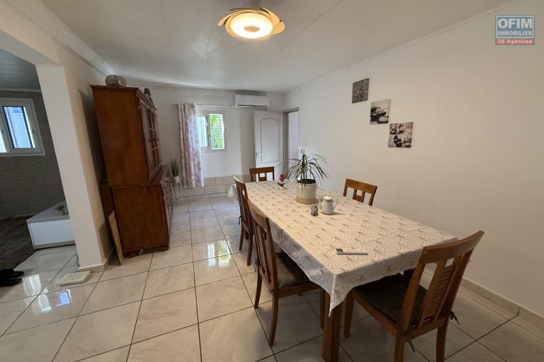 Charmante maison rénovée à Roche Maigre F4 de 110 m² habitables implantée sur 199 m² de terrain plat avec deux places de parking, jardin arboré, fleuri et clôturé.
