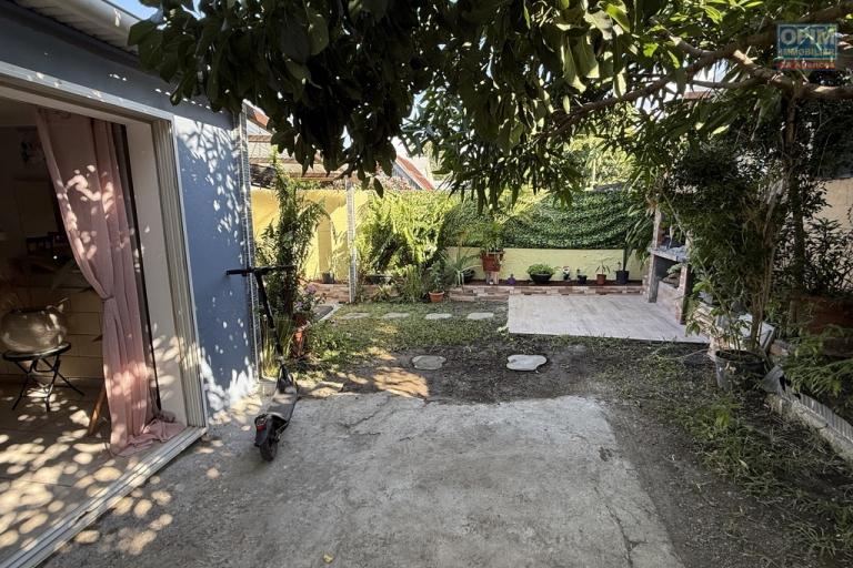 Charmante maison rénovée à Roche Maigre F4 de 110 m² habitables implantée sur 199 m² de terrain plat avec deux places de parking, jardin arboré, fleuri et clôturé.