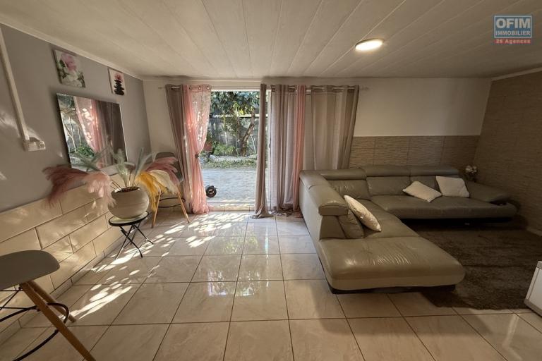 Charmante maison rénovée à Roche Maigre F4 de 110 m² habitables implantée sur 199 m² de terrain plat avec deux places de parking, jardin arboré, fleuri et clôturé.