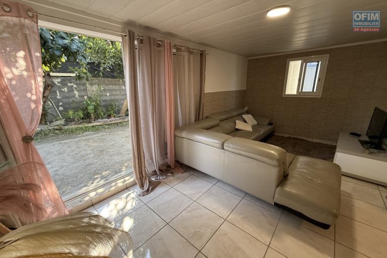 Charmante maison rénovée à Roche Maigre F4 de 110 m² habitables implantée sur 199 m² de terrain plat avec deux places de parking, jardin arboré, fleuri et clôturé.