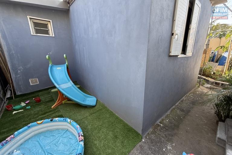 Charmante maison rénovée à Roche Maigre F4 de 110 m² habitables implantée sur 199 m² de terrain plat avec deux places de parking, jardin arboré, fleuri et clôturé.