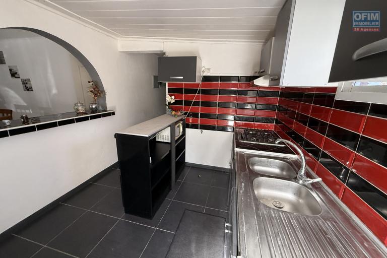 Charmante maison rénovée à Roche Maigre F4 de 110 m² habitables implantée sur 199 m² de terrain plat avec deux places de parking, jardin arboré, fleuri et clôturé.