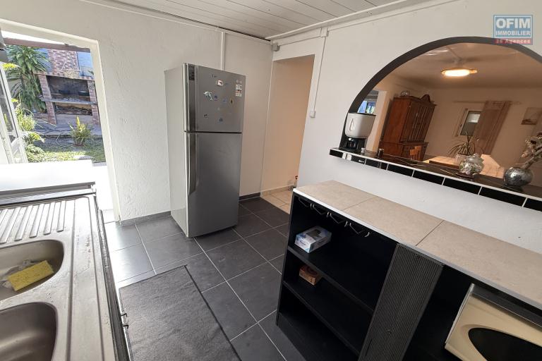 Charmante maison rénovée à Roche Maigre F4 de 110 m² habitables implantée sur 199 m² de terrain plat avec deux places de parking, jardin arboré, fleuri et clôturé.