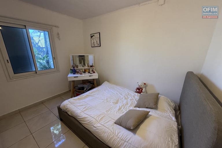 Charmante maison rénovée à Roche Maigre F4 de 110 m² habitables implantée sur 199 m² de terrain plat avec deux places de parking, jardin arboré, fleuri et clôturé.