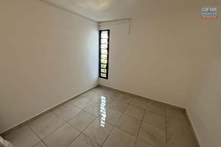 Charmante maison rénovée à Roche Maigre F4 de 110 m² habitables implantée sur 199 m² de terrain plat avec deux places de parking, jardin arboré, fleuri et clôturé.
