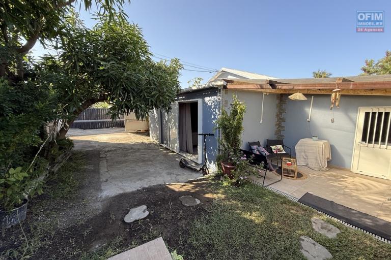 Charmante maison rénovée à Roche Maigre F4 de 110 m² habitables implantée sur 199 m² de terrain plat avec deux places de parking, jardin arboré, fleuri et clôturé.