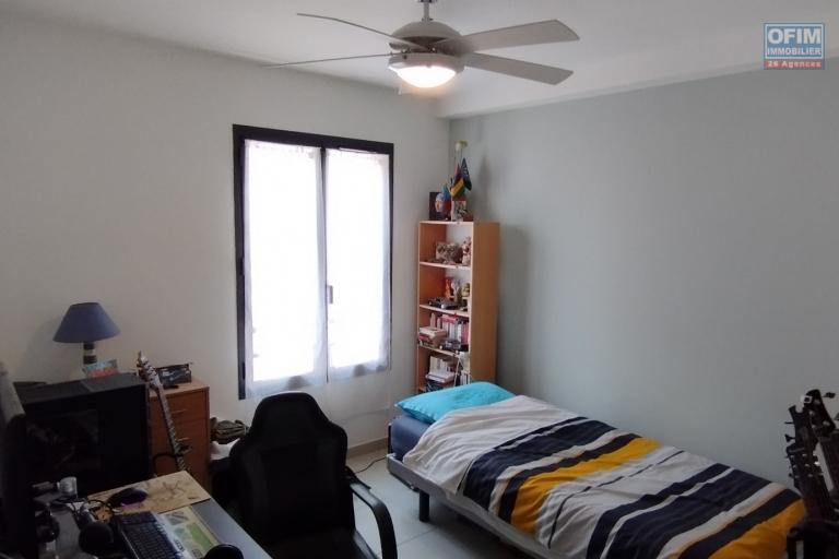 A louer à Saint Leu appartement T3 récent avec vue mer