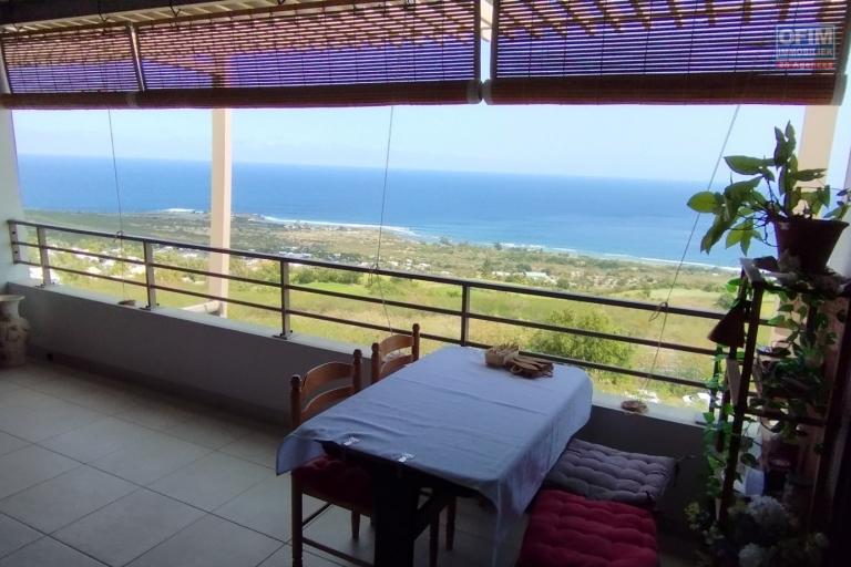 A louer à Saint Leu appartement T3 récent avec vue mer
