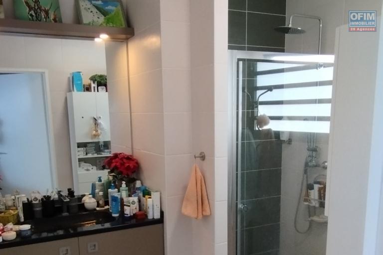 A louer à Saint Leu appartement T3 récent avec vue mer