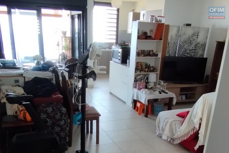 A louer à Saint Leu appartement T3 récent avec vue mer
