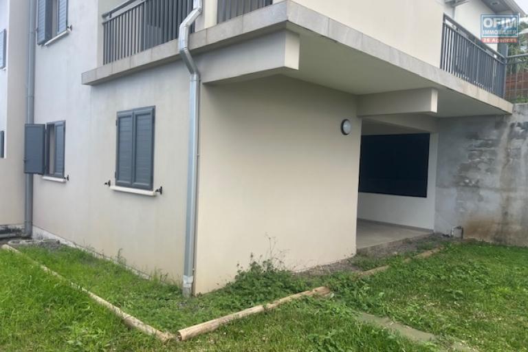 A Louer, belle villa mitoyenne de type F4/5 avec une belle vue situé sur le quartier de la Ravine sèche.