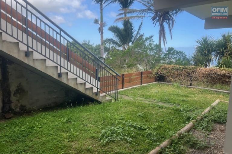 A Louer, belle villa mitoyenne de type F4/5 avec une belle vue situé sur le quartier de la Ravine sèche.