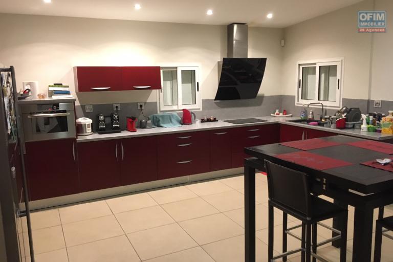 A vendre à La Montagne belle villa avec piscine et vue magnifique sur l'océan