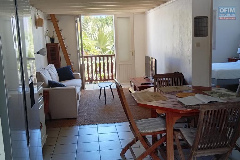 SAINT GILLES LES BAINS SECTEUR ERMITAGE ET LAGON A LOUER BEL APPARTEMENT T2 RESIDENCE DU SOLEIL