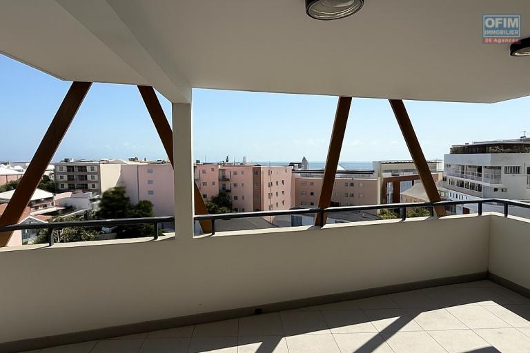 Offrez-vous un F4 neuf de 137m2 au coeur de Saint-Denis, avec une grande varangue de 40m2 et vue mer