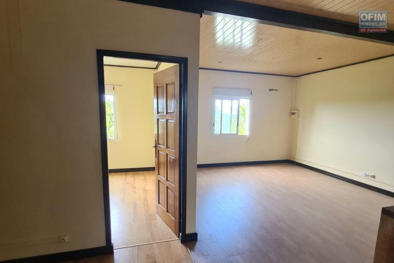 GRANDE MAISON FAMILIALE AVEC 5 CHAMBRES, GRAND JARDIN, SITUÉE À CHEMIN DU CAP