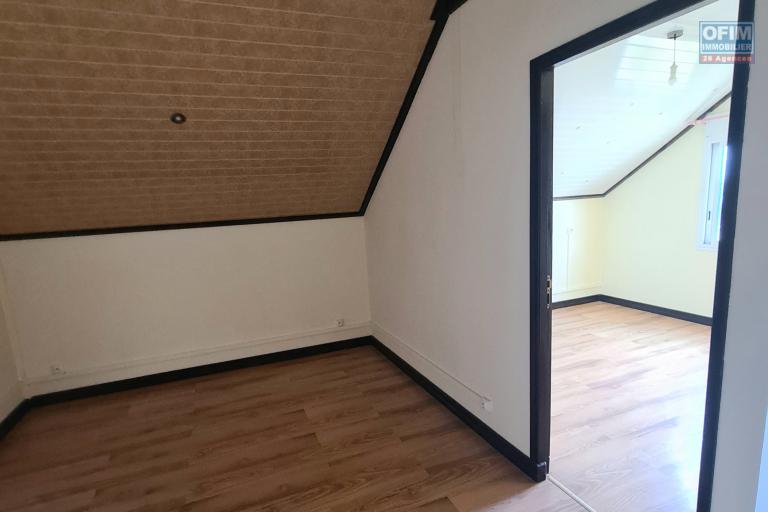GRANDE MAISON FAMILIALE AVEC 5 CHAMBRES, GRAND JARDIN, SITUÉE À CHEMIN DU CAP