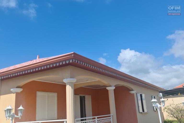 BELLE VILLA AVEC 4 CHAMBRES, GRAND GARAGE, JARDIN CLOTURÉ