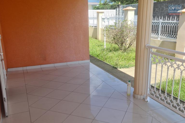 BELLE VILLA AVEC 4 CHAMBRES, GRAND GARAGE, JARDIN CLOTURÉ