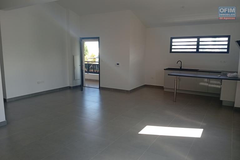 A LOUER APPARTEMENT F4 DE 138 M2 DE SURFACE DANS UNE RESIDENCE RECENTE AVEC BELLE VUE MER A LA SALINE LES HAUTS
