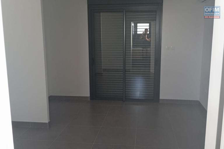 A LOUER APPARTEMENT F4 DE 138 M2 DE SURFACE DANS UNE RESIDENCE RECENTE AVEC BELLE VUE MER A LA SALINE LES HAUTS