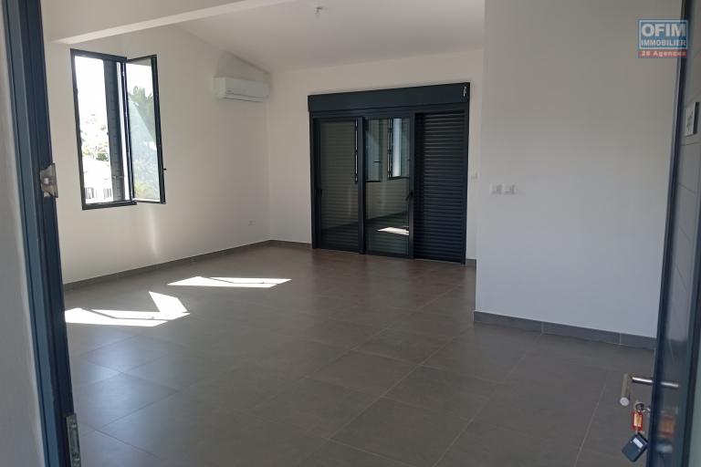 A LOUER APPARTEMENT F4 DE 138 M2 DE SURFACE DANS UNE RESIDENCE RECENTE AVEC BELLE VUE MER A LA SALINE LES HAUTS