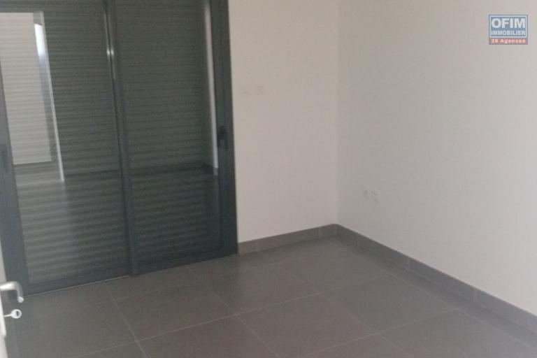 A LOUER APPARTEMENT F4 DE 138 M2 DE SURFACE DANS UNE RESIDENCE RECENTE AVEC BELLE VUE MER A LA SALINE LES HAUTS