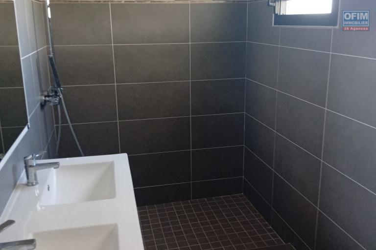 A LOUER APPARTEMENT F4 DE 138 M2 DE SURFACE DANS UNE RESIDENCE RECENTE AVEC BELLE VUE MER A LA SALINE LES HAUTS