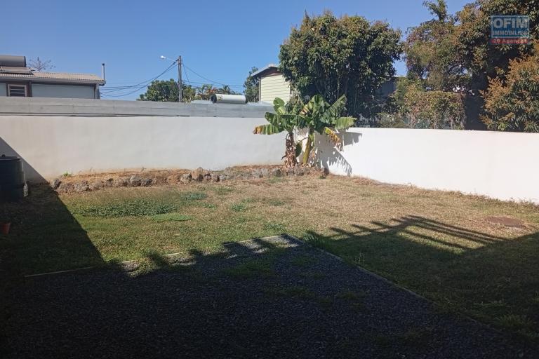 A LOUER APPARTEMENT F3 EN REZ DE JARDIN DE 79 M2 DE SURFACE DANS UNE RESIDENCE RECENTE A LA SALINE LES HAUTS