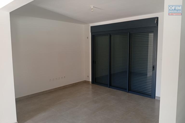 A LOUER APPARTEMENT F3 EN REZ DE JARDIN DE 79 M2 DE SURFACE DANS UNE RESIDENCE RECENTE A LA SALINE LES HAUTS