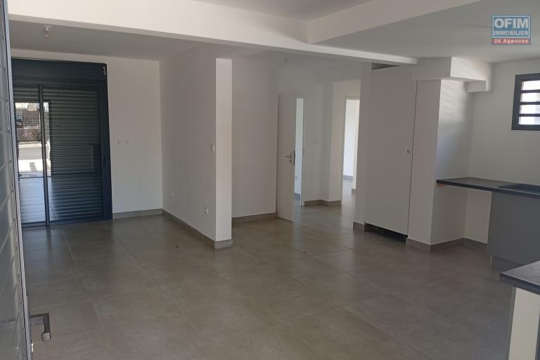 A LOUER APPARTEMENT F3 EN REZ DE JARDIN DE 79 M2 DE SURFACE DANS UNE RESIDENCE RECENTE A LA SALINE LES HAUTS