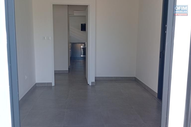 A LOUER APPARTEMENT F3 EN REZ DE JARDIN DE 79 M2 DE SURFACE DANS UNE RESIDENCE RECENTE A LA SALINE LES HAUTS