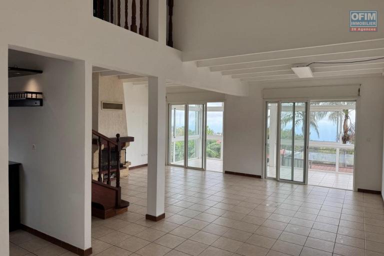A louer jolie villa de type F4 d'environ 105 m² avec garage au Tampon 17éme