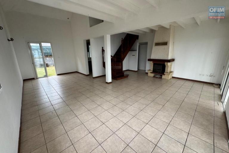 A louer jolie villa de type F4 d'environ 105 m² avec garage au Tampon 17éme